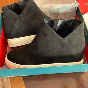 Size 7.5 Aerosoles black suede ankle high casual boots